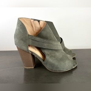 💖Women’s Sz 7.5 Olive Green Heels by Penny Loves Kenny EUC